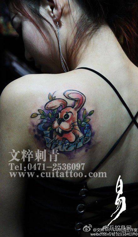 女生肩背潮流时尚的一款小兔子纹身图案
