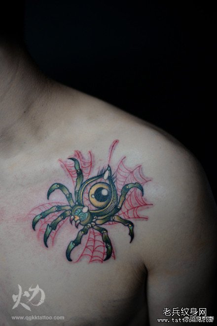 男人胸前经典潮流的蜘蛛纹身图案