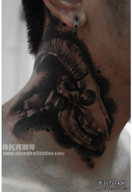 男人脖子处时尚经典的羊头纹身图案