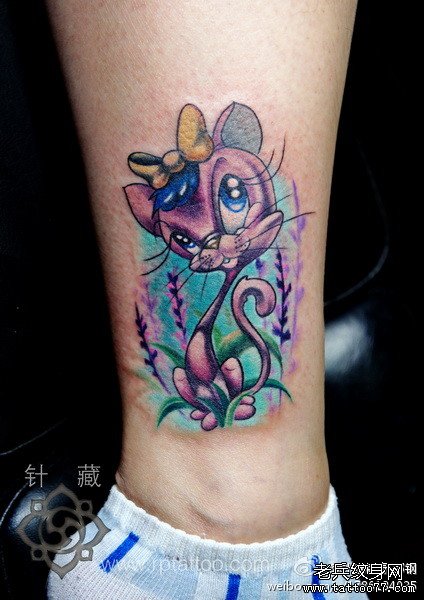女生腿部潮流时尚的彩色猫咪纹身图案