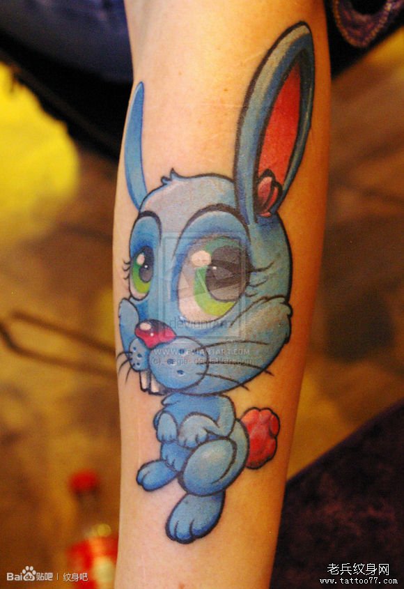手臂可爱时尚的卡通小兔子纹身图案_武汉纹身