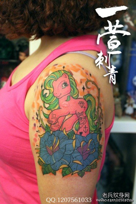 女生手臂漂亮精美的彩色小天马纹身图案