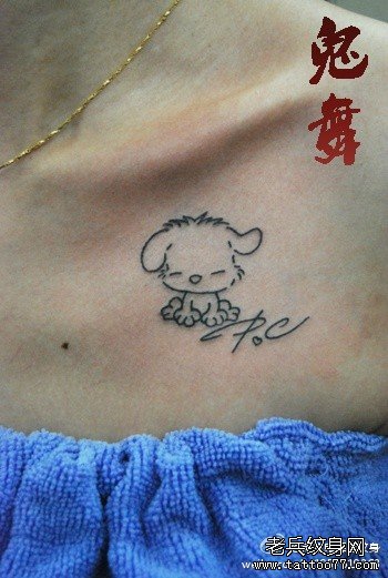 女生胸前可爱潮流的卡通小狗纹身图案