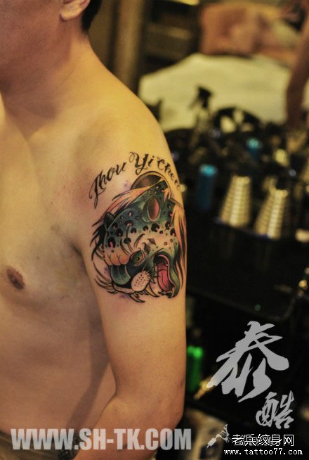 男生手臂帅气潮流的豹子头纹身图案