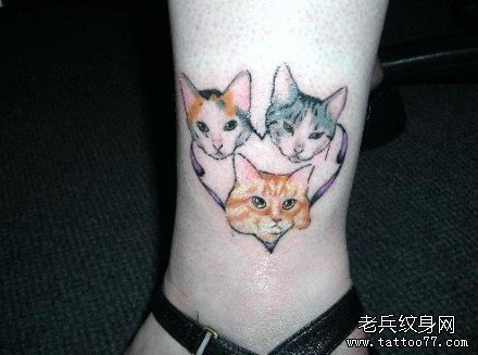 女生腿部小巧可爱的猫咪纹身图案