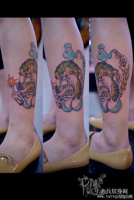 女生腿部一款另类经典的母猴子纹身图案