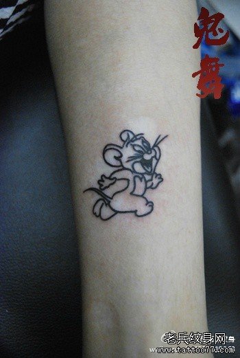 女生手臂可爱的卡通小老鼠纹身图案