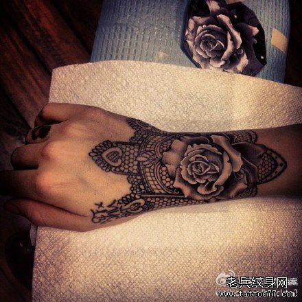 女生手腕唯美精美的玫瑰花与蕾丝纹身图案