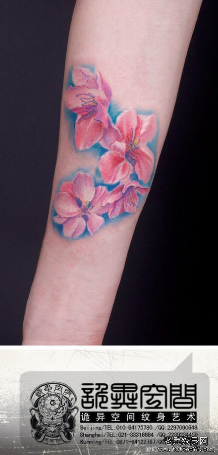 女生手臂漂亮精美的彩色桃花纹身图案