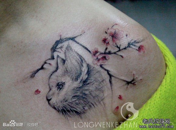女生胸前可爱的猫咪与梅花纹身图案