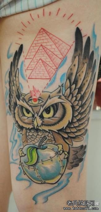 女生腿部一款超帅的猫头鹰纹身图案