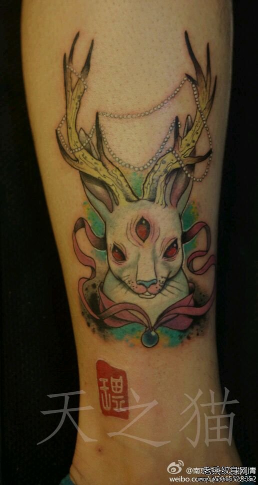 女生腿部潮流经典的鹿角兔子纹身图案