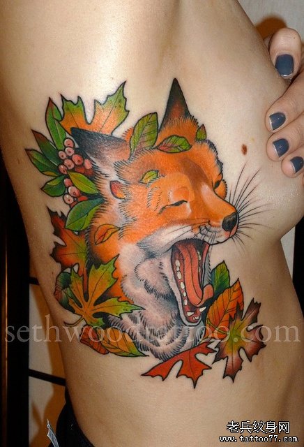 美女侧腰一款打鼾的狐狸纹身图案
