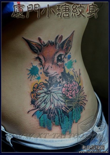 女生腰部可爱经典的小鹿纹身图案