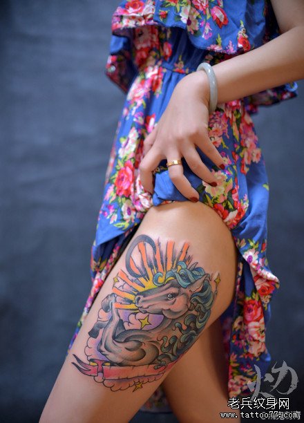女生腿部时尚经典的马纹身图案