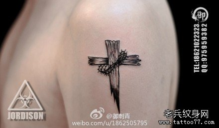 手臂时尚小巧的黑灰十字架纹身图案_武汉纹身