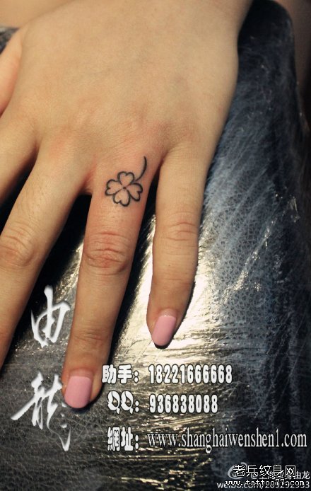 女生手指小巧经典的四叶草纹身图案