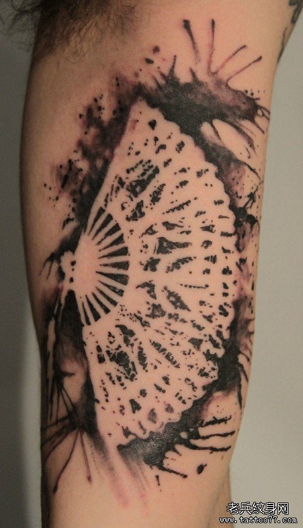 手臂潮流经典一款水墨扇子纹身图案