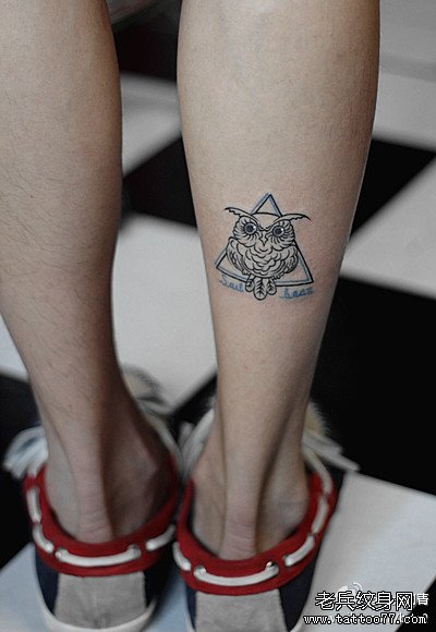 腿部潮流小巧的猫头鹰纹身图案