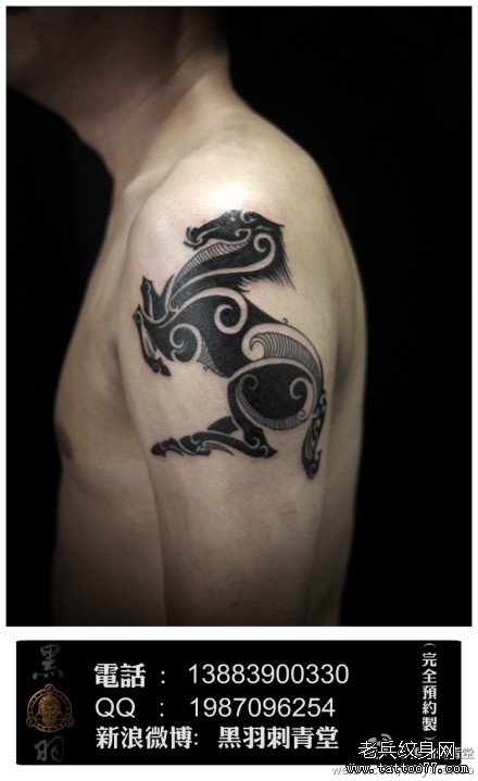 手臂一款经典的图腾马纹身图案