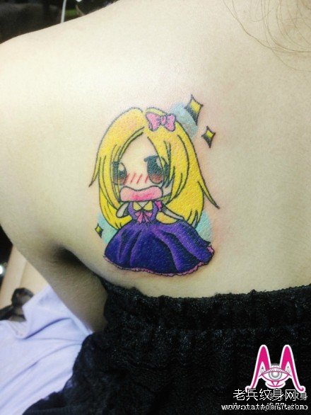 女生肩背可爱的卡通小女孩纹身图案