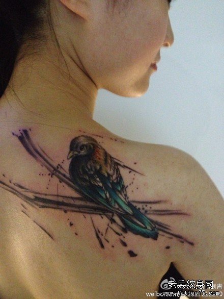 女生肩背潮流精美的麻雀纹身图案