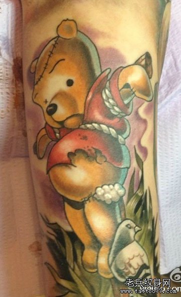 一款经典时尚的卡通维尼小熊纹身图案