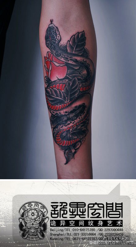 手臂帅气经典的黑灰蛇纹身图案