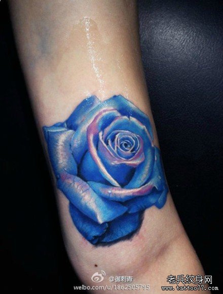 一款写实精美的彩色蓝玫瑰纹身图案_武汉纹身