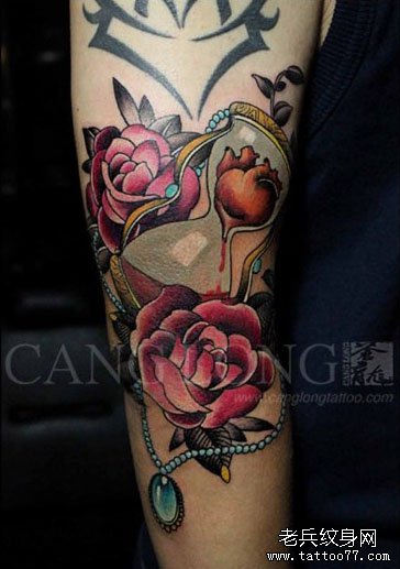 手臂潮流精美的沙漏玫瑰花纹身图案_武汉纹身