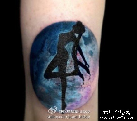 腿部一款漂亮的卡通美女纹身图案