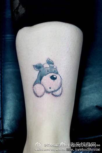 女生腿部潮流经典的卡通小狗纹身图案