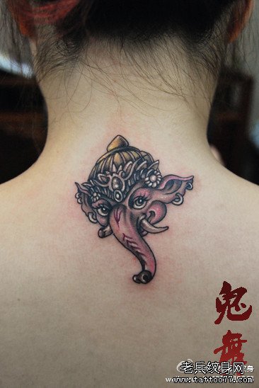 女生后脖子可爱时尚的象神纹身图案