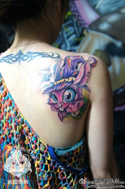 女生后肩背时尚可爱的一款兔子纹身图案