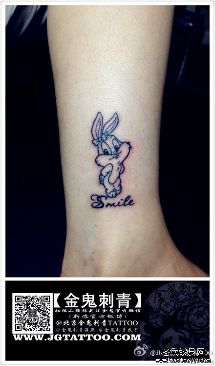 女生腿部可爱的卡通兔子纹身图案