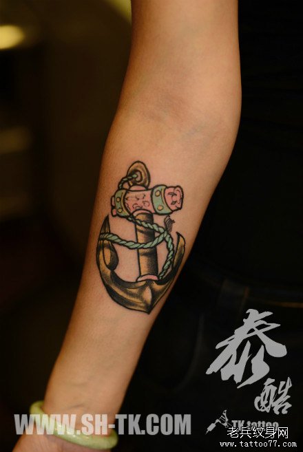 女生手臂潮流小巧的船锚纹身图案