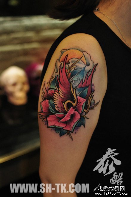 手臂潮流好看的玫瑰与翅膀纹身图案_武汉纹身