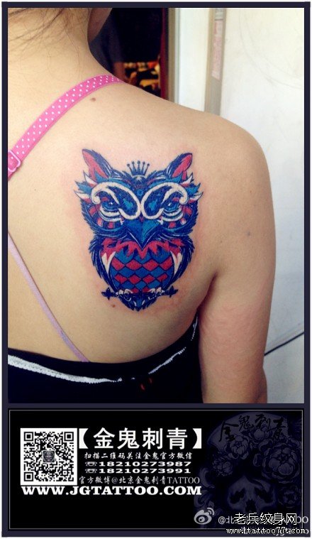 女生肩背潮流经典的一款猫头鹰纹身图案