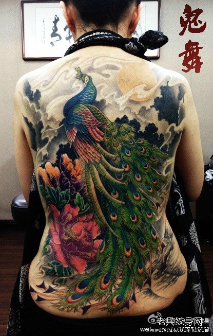 美女背部漂亮精美的满背孔雀纹身图案