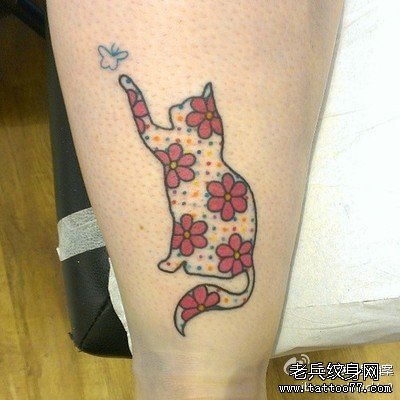 腿部一款潮流经典的花猫咪纹身图案