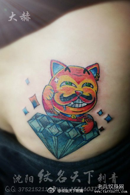 臀部一款招财猫与钻石纹身图案