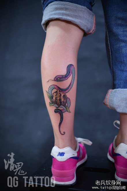 腿部潮流时尚的一款蛇纹身图案
