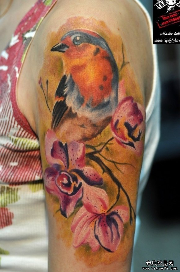 手臂潮流时尚的小鸟与花卉纹身图案