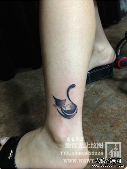 女孩子腿部潮流时尚的猫咪纹身图案