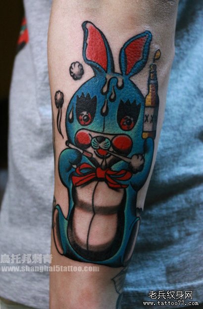 手臂一款抽烟喝酒的兔子纹身图案