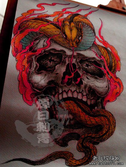 一款很酷经典的蛇与骷髅纹身图案