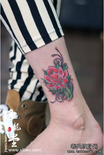 女生腿部时尚唯美的彩色玫瑰纹身图案_武汉纹