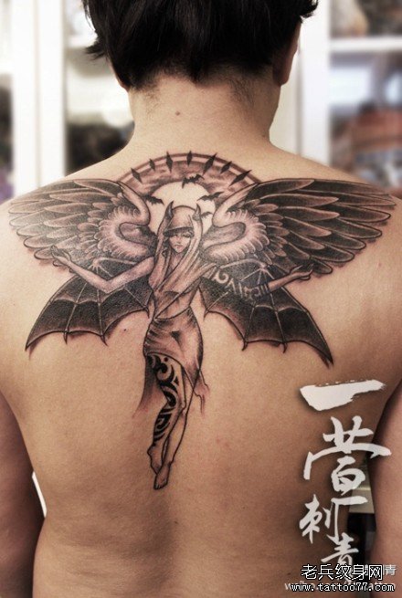 男生后背时尚漂亮的天使纹身图案_武汉纹身店