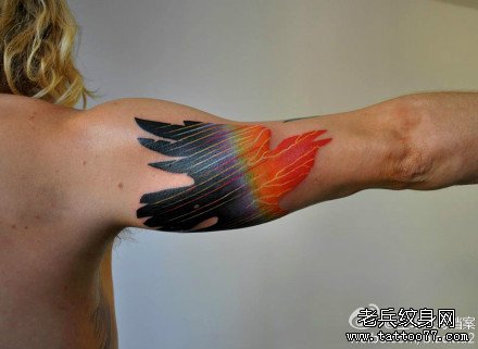 手臂时尚很酷的一款彩色图腾乌鸦纹身图案
