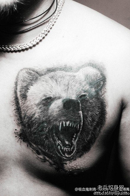 男人前胸超帅的一款黑熊纹身图案